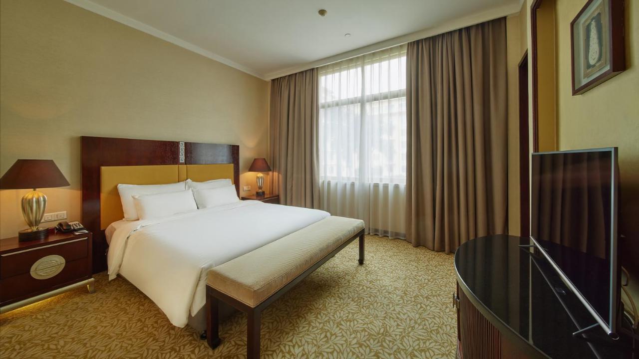 Dong Fang Hotel Guangzhou Exterior photo