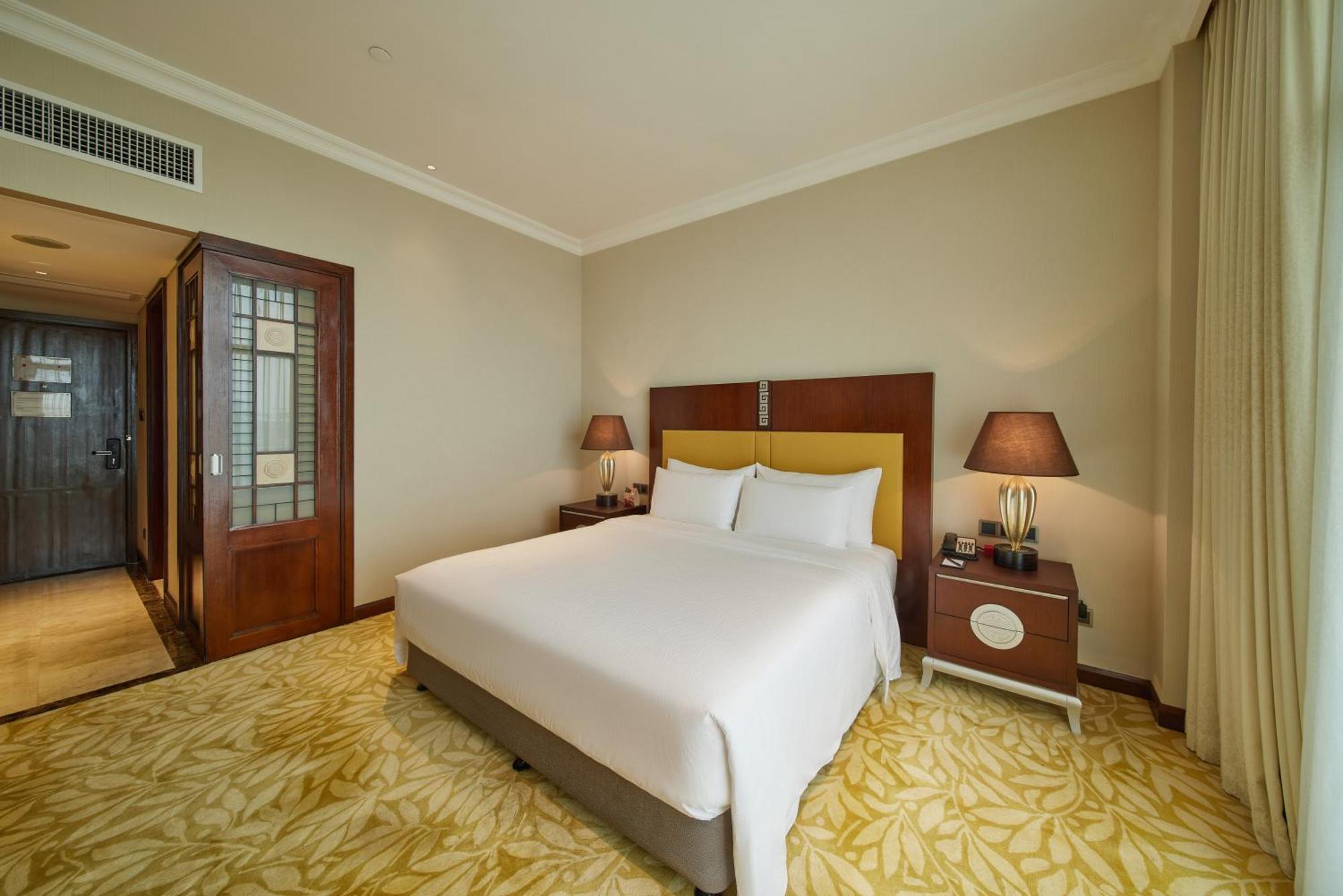 Dong Fang Hotel Guangzhou Exterior photo