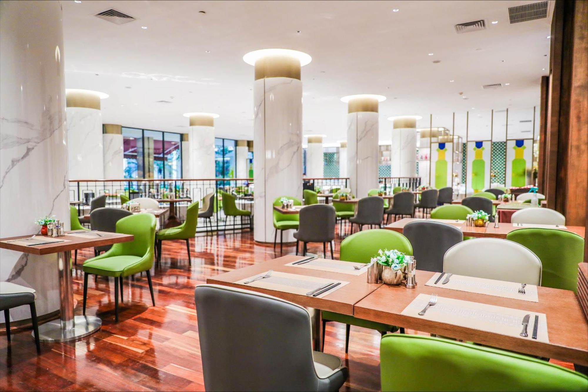 Dong Fang Hotel Guangzhou Exterior photo