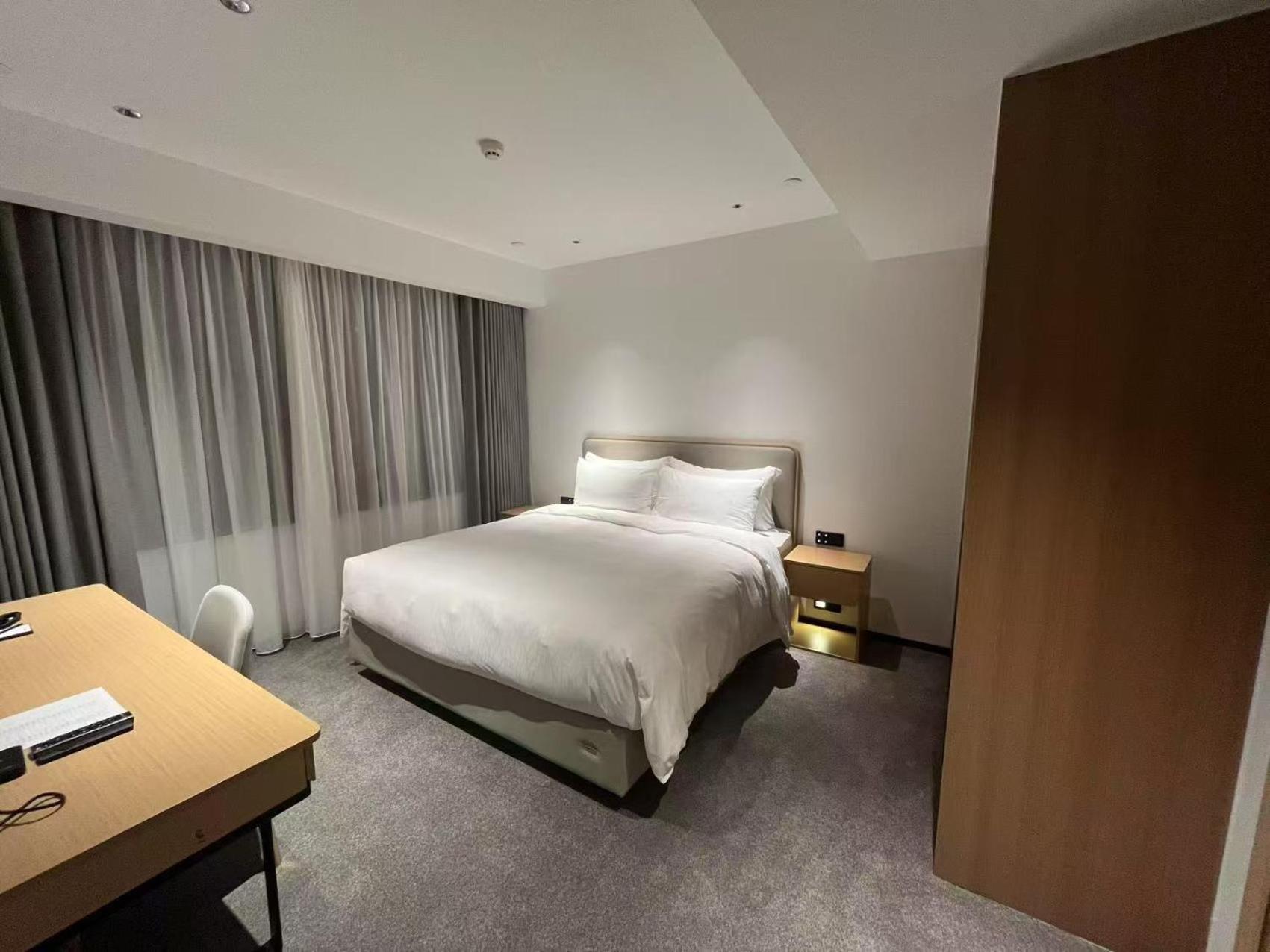 Dong Fang Hotel Guangzhou Exterior photo