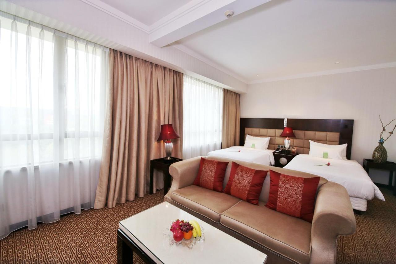 Dong Fang Hotel Guangzhou Exterior photo