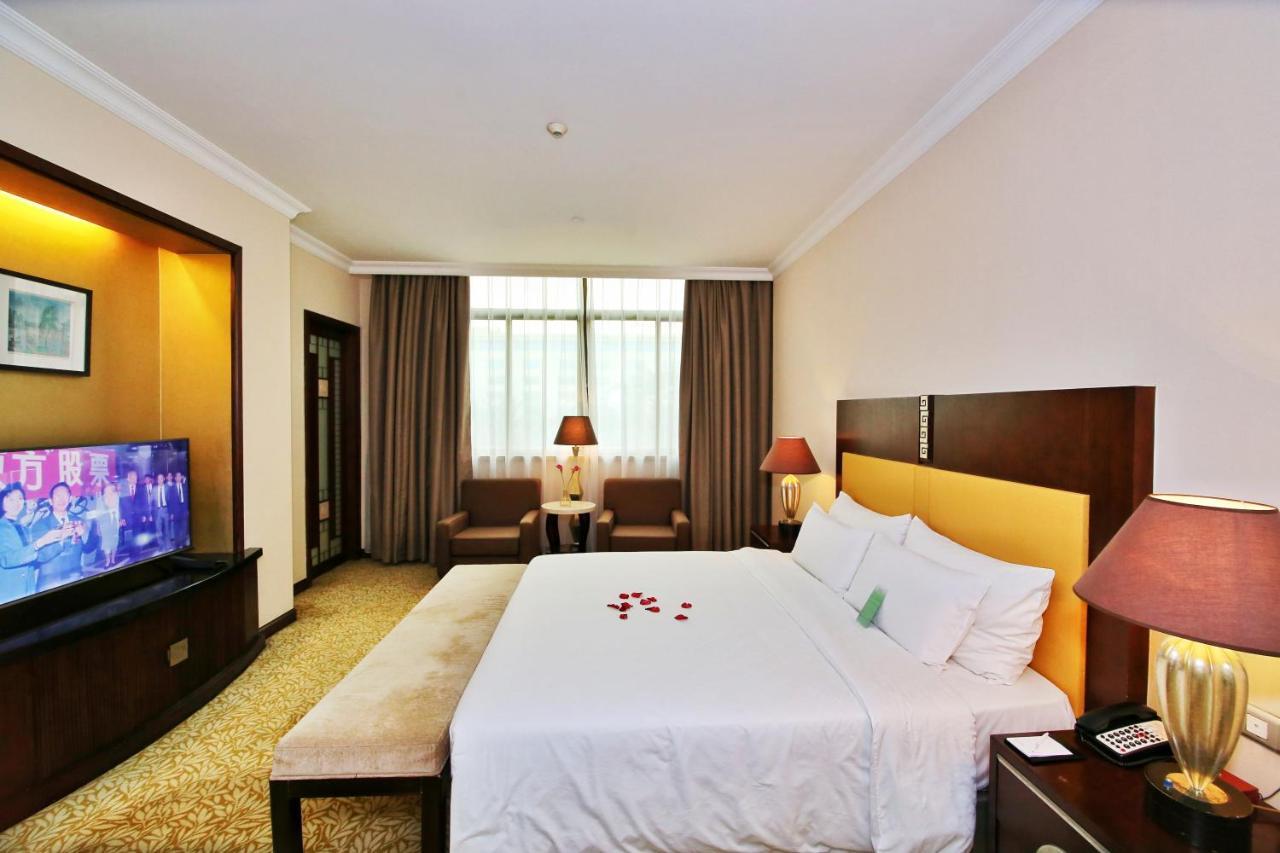 Dong Fang Hotel Guangzhou Exterior photo